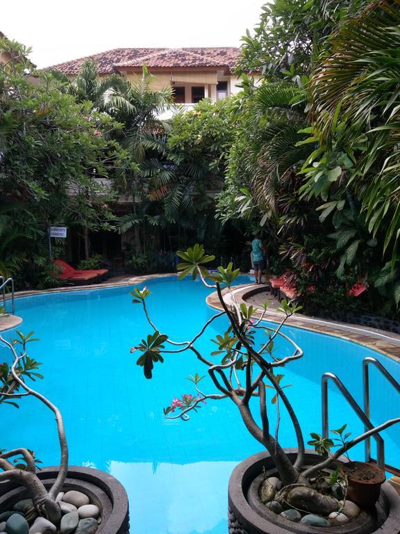 Secret Garden Inn กูตา ภายนอก รูปภาพ